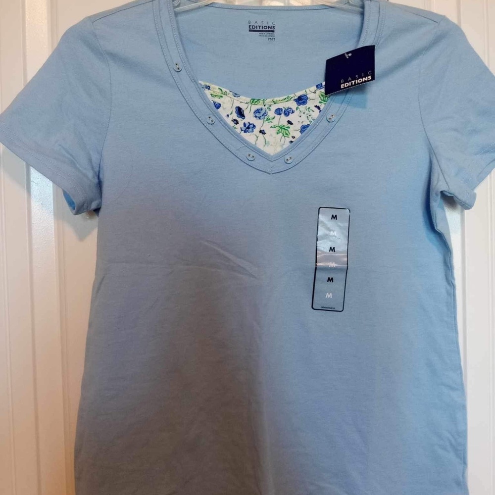 NWT Women’s Basic Editions Light Blue Floral Neck Top Size MEDIUM Short Sleeve